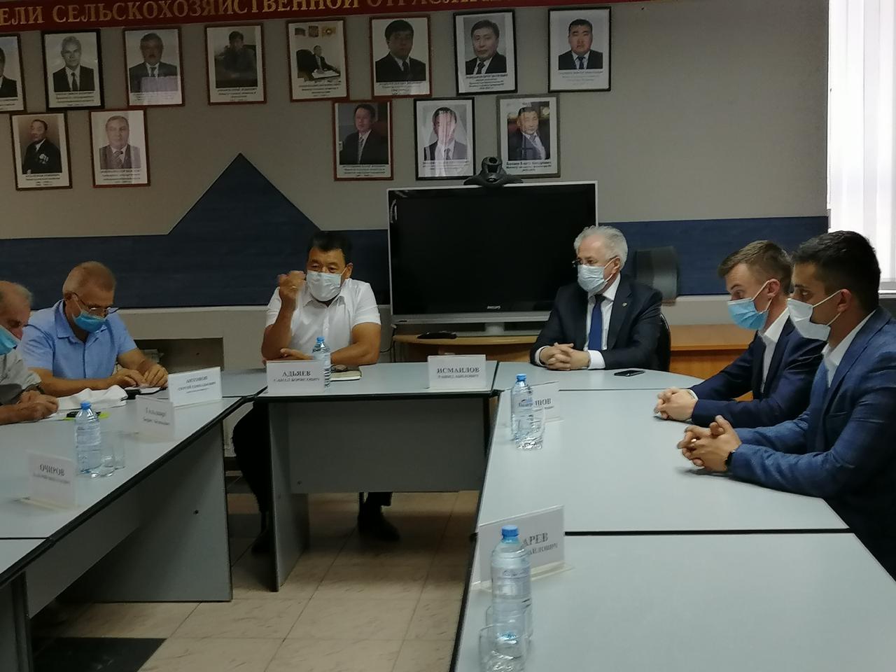 Рашид Исмаилов провел встречу с руководителями министерств Республики Калмыкия