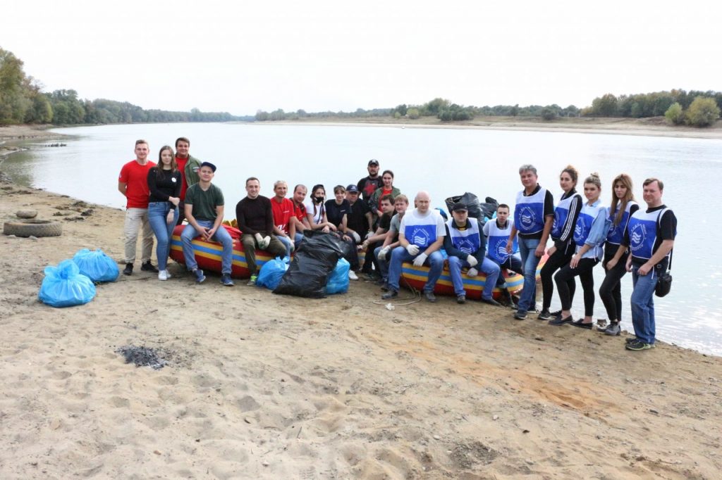 Представители регионального отделения Российского экологического общества и волонтеры очистили берега Кубани от мусора