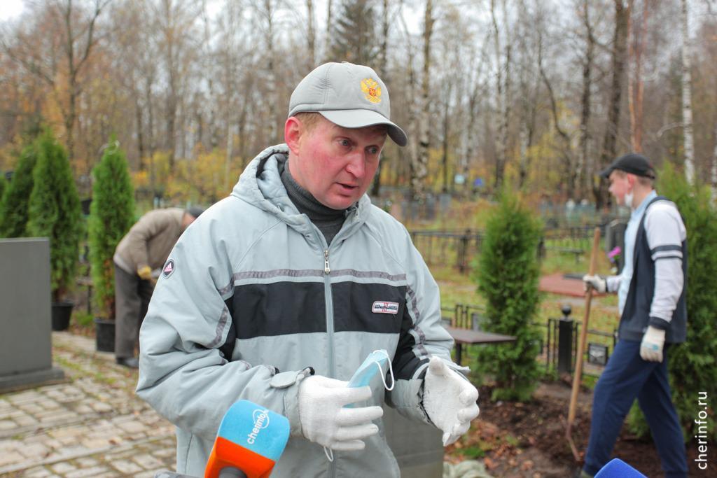 В Череповце массовой высадкой туй закрыли сезон озеленения