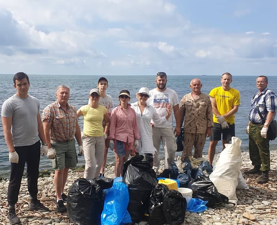 На побережье Черного моря реготделением Российского экологического общества проведен очередной субботник