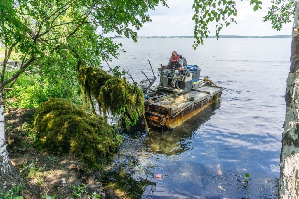Со дна озера Шарташ подняли 15 тонн водорослей
