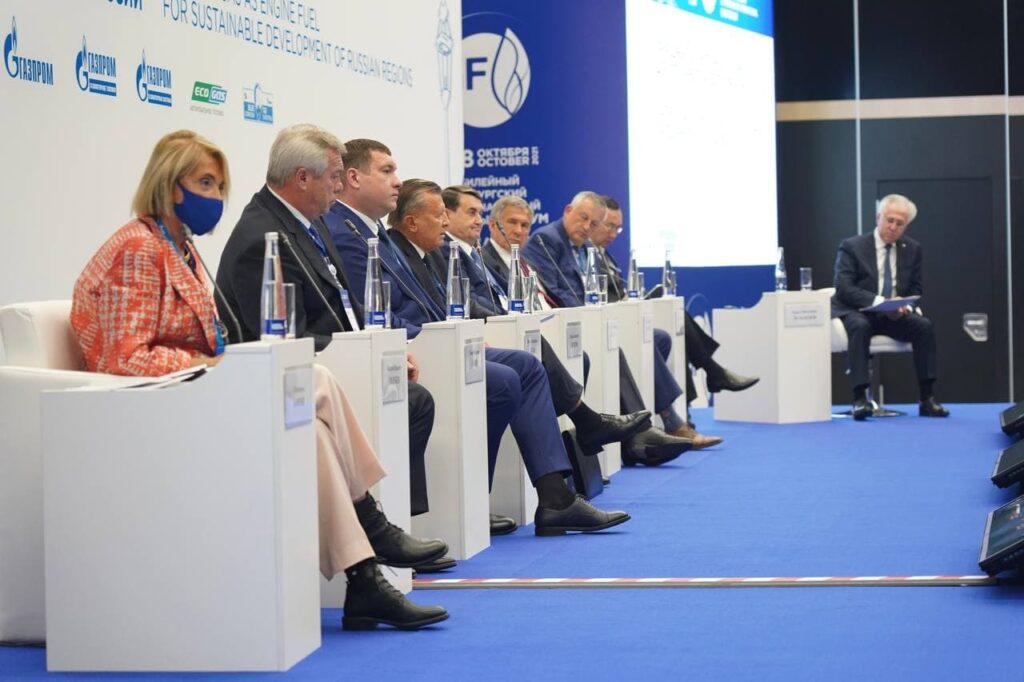 Рашид Исмаилов выступил модератором пленарного заседания Петербургского международного газового форума