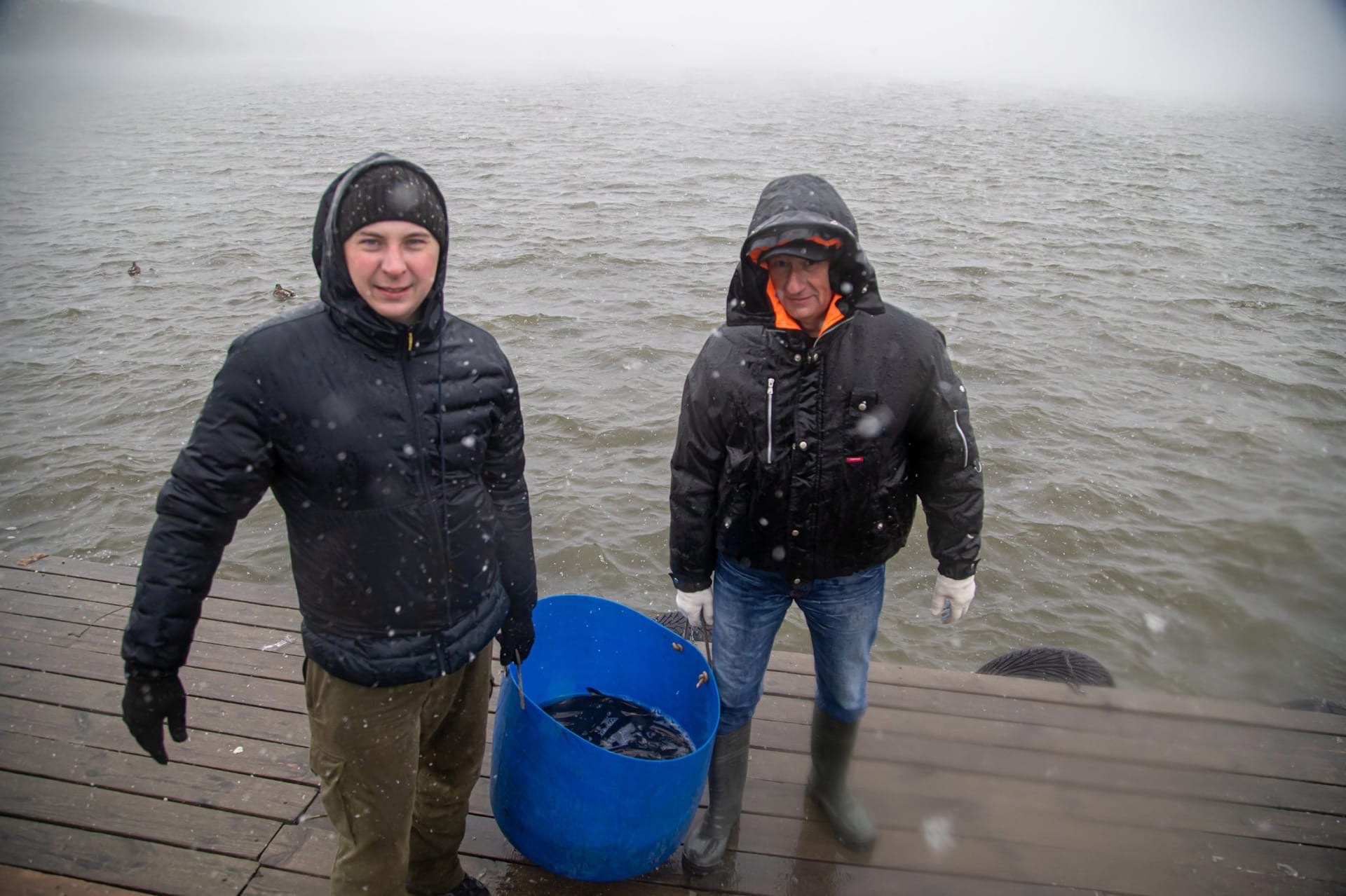 Экоактивисты запустили рыб-санитаров в уральские реки и озера