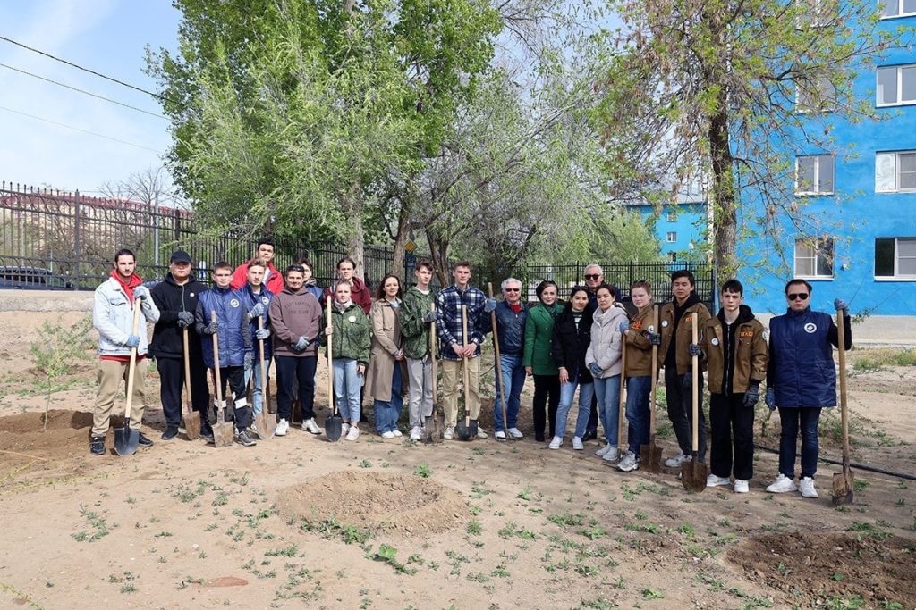 Сад Памяти АГТУ пополнился новыми деревьями