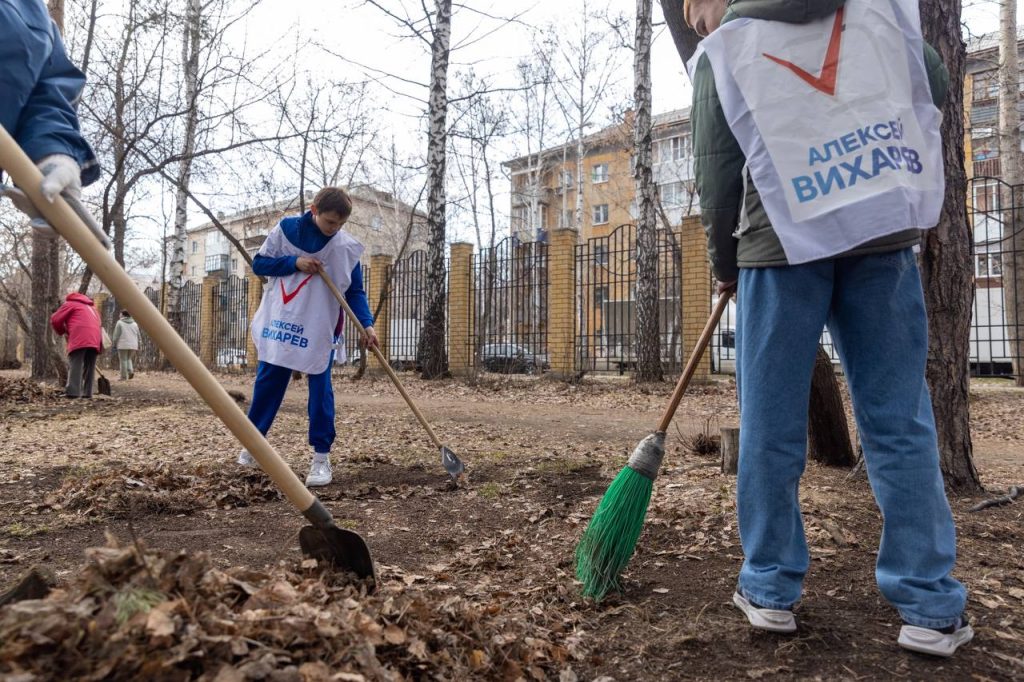 В летнем парке «Уралмаш» прошел масштабный субботник