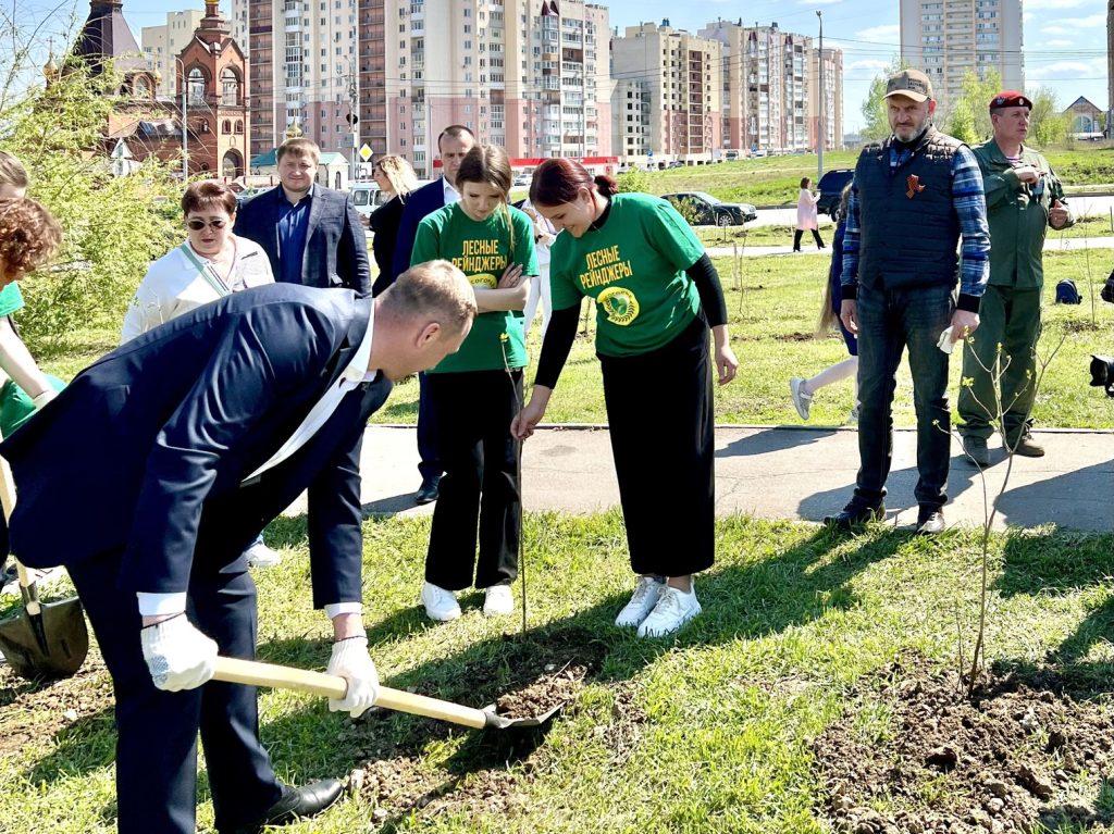 «Сад памяти» в Саратове прошел с участием Российского экологического общества