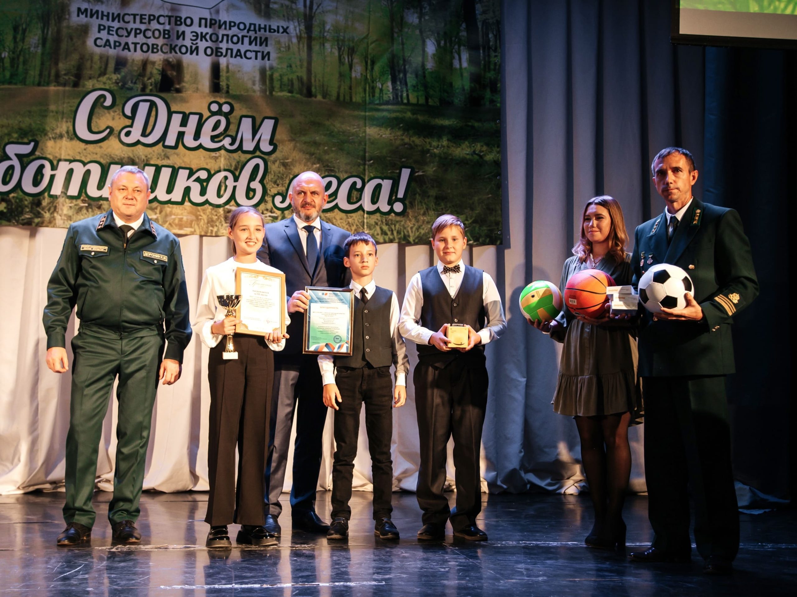 В Саратове наградили отличников в сфере лесной отрасли