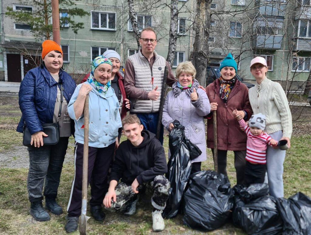 Активист Российского экологического общества, муниципальный депутат Алексей Прокудин провел акцию по высадке деревьев